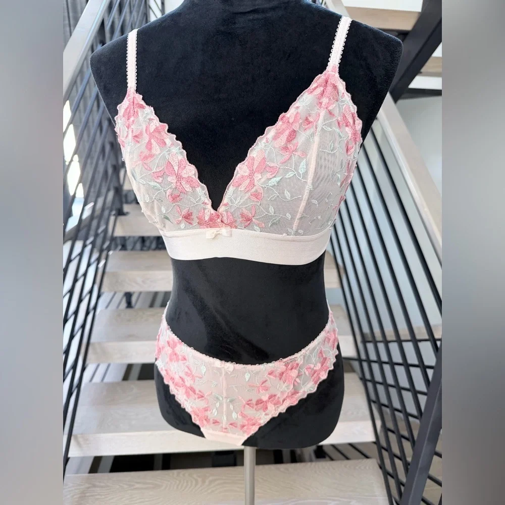 Pink Floral Lace Bralette and Pantues Set. Bra M panties S